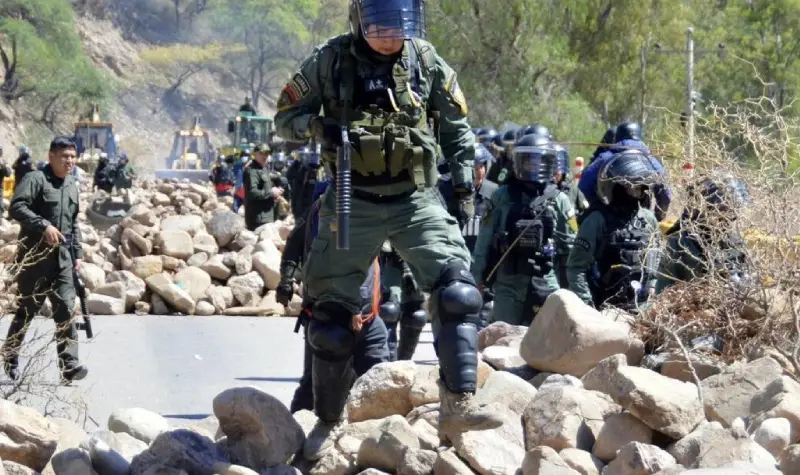 Bolivya'da Askerî Kışla Baskını: 200 Asker Esir Düştü