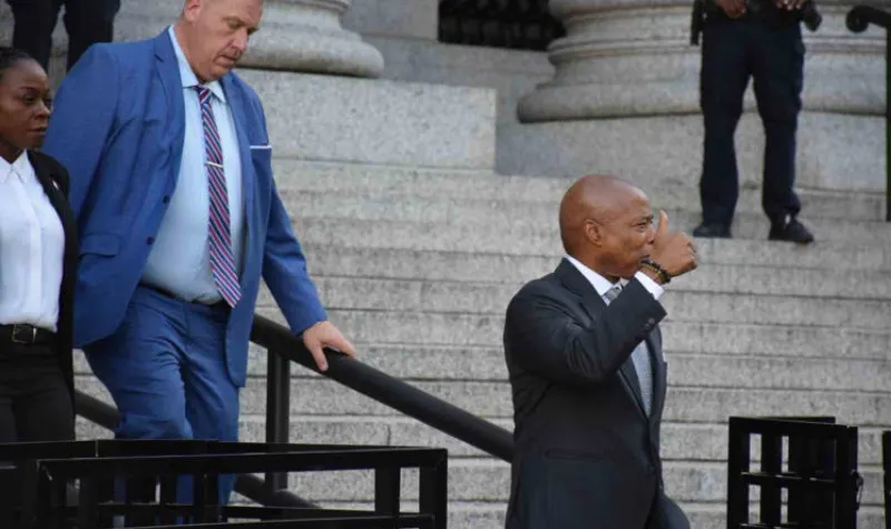 Yolsuzlukla Suçlanan Adams Üçüncü Duruşmasına Girdi